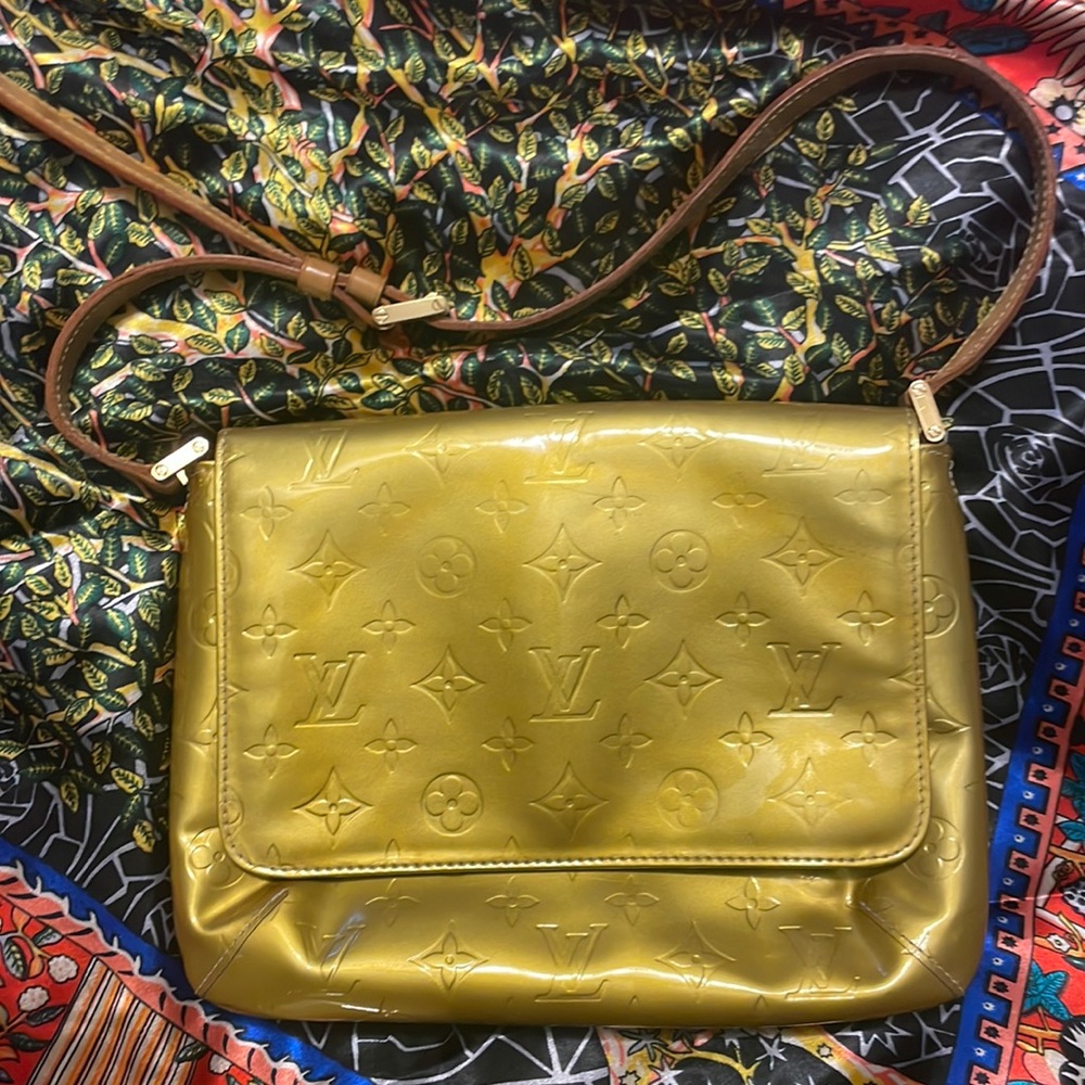AUTHENTIC Louis Vuitton vernis yellow gold bag.  Super cute great condition